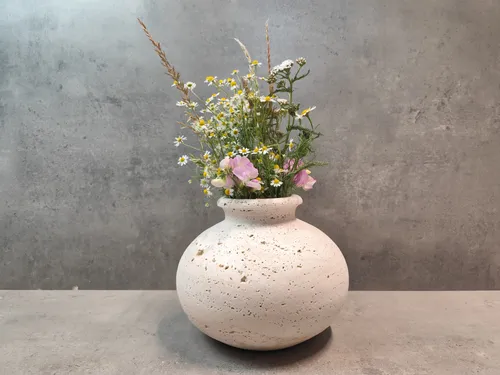 Travertin Vase mit Blumen