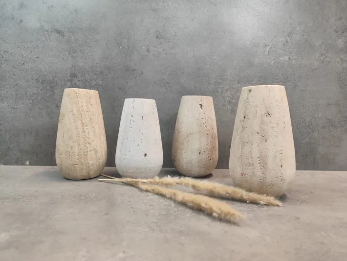 Kleine Naturstein Vase in Tropfenform
